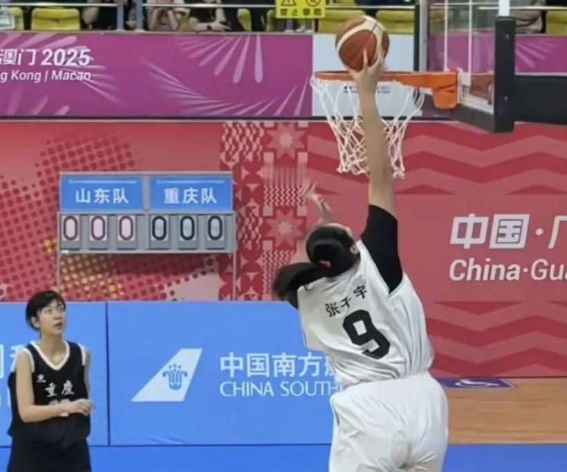 真的太厉害了！中国女篮赛场上，第一个扣篮的女运动员，终于是诞生了……2025年