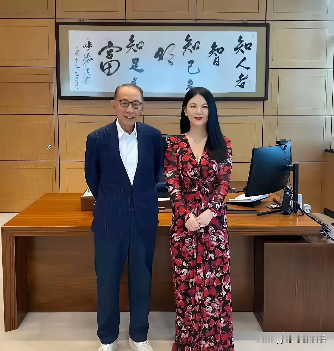李湘暴瘦50斤，评论区却都在问：打针还是抽脂？49岁李湘半年甩肉50斤，皮衣