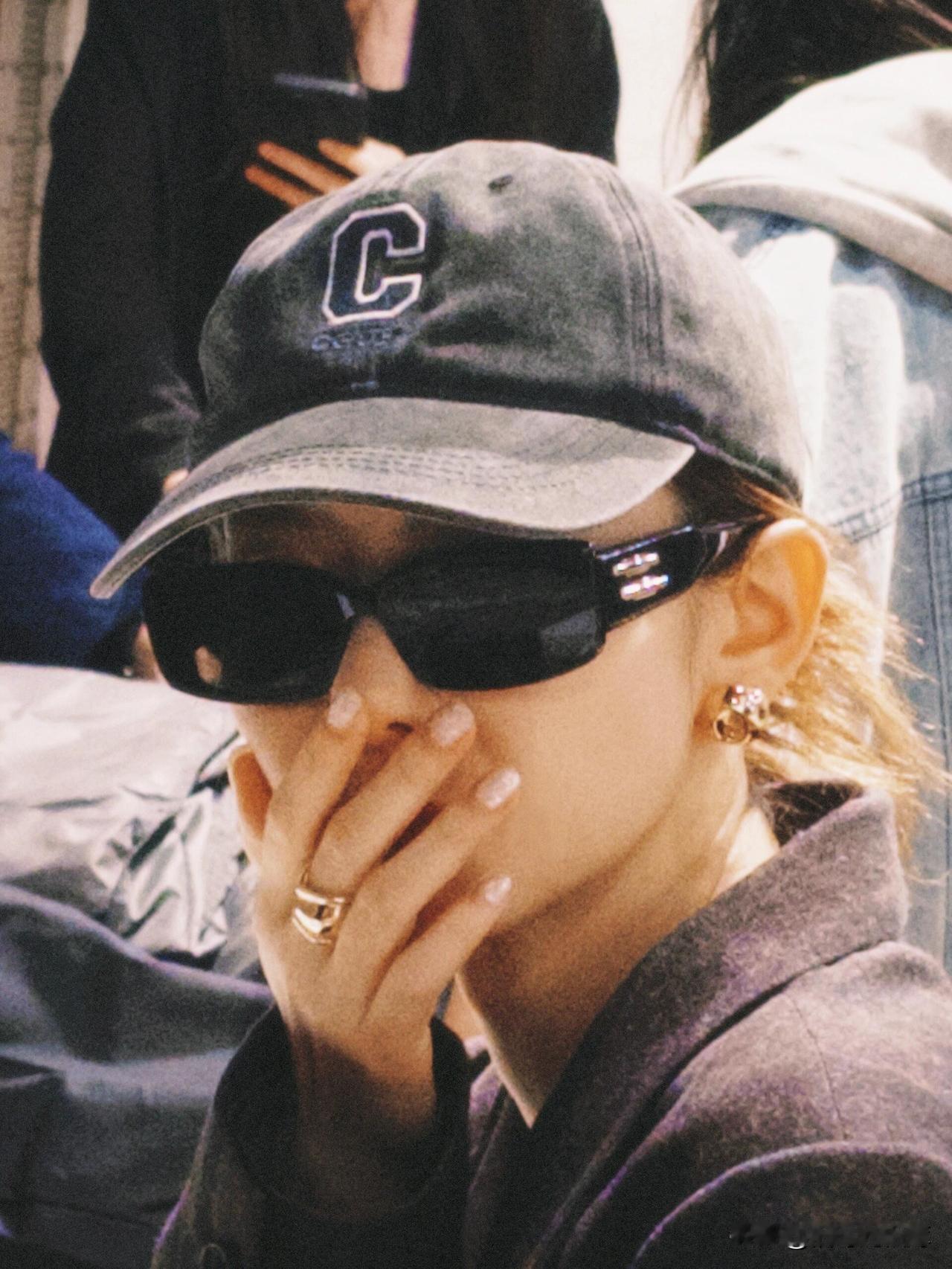 戚薇晒出女儿Lucky送的母亲节礼物——竟是亲自掌镜的摄影大作！小Lucky化身