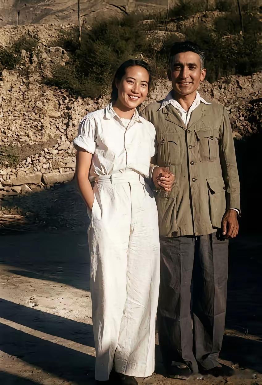 1944年这张周苏菲和马海德的老照片，太有岁月质感了。那时周苏菲25岁，青春靓丽