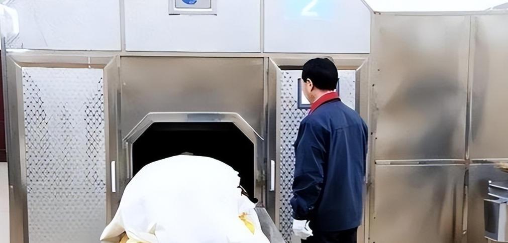 1995年，东莞市殡仪馆内送来了一具已经有味道的女尸，火化工人何亚胜正打算把她推