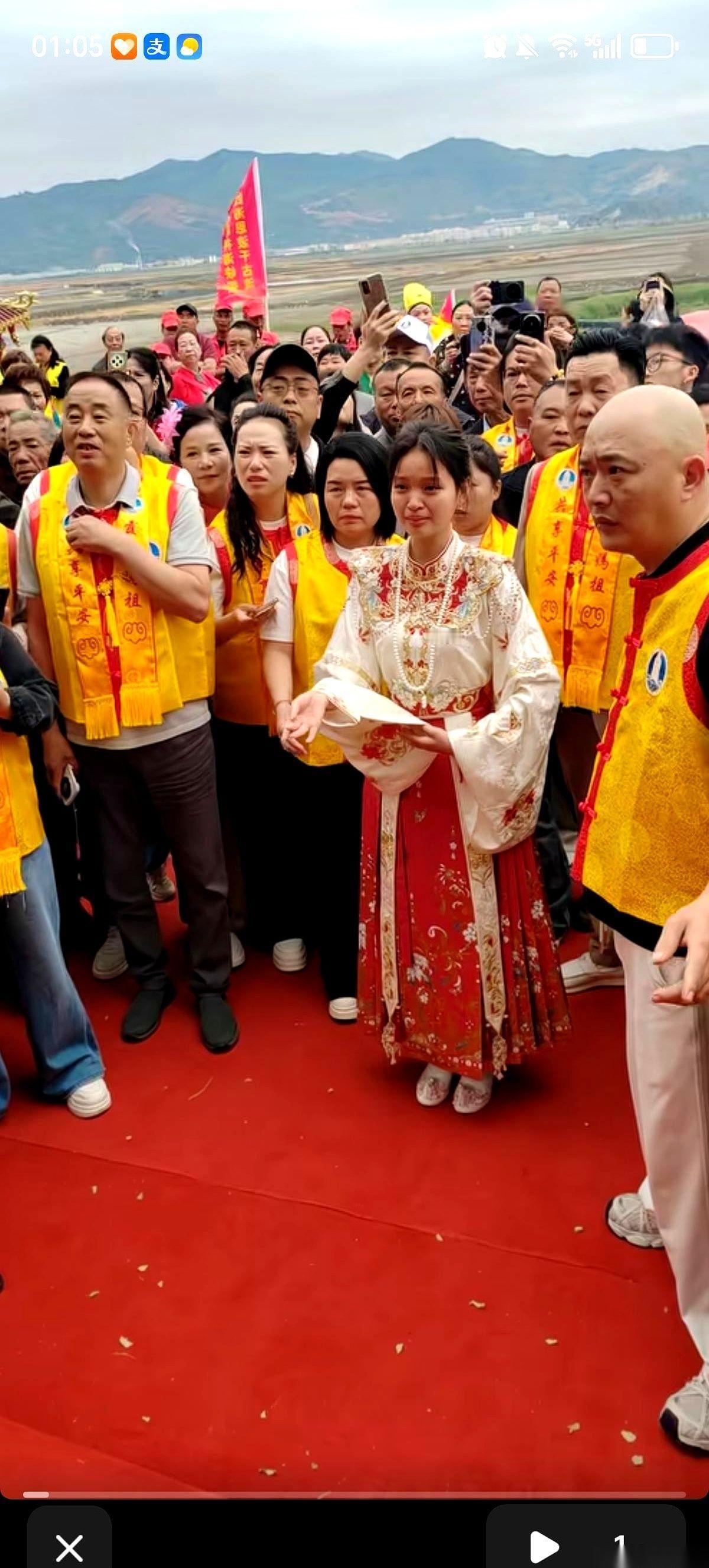福建莆田，妈祖1066年诞辰。演员刘涛一身素衣，站在人山人海里。但所有镜头，似