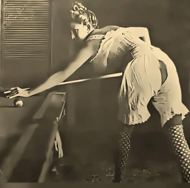 1903年，法国贵妇打台球穿的是开裆裤，不是为了风骚，是因为裙子太大，上厕所实在