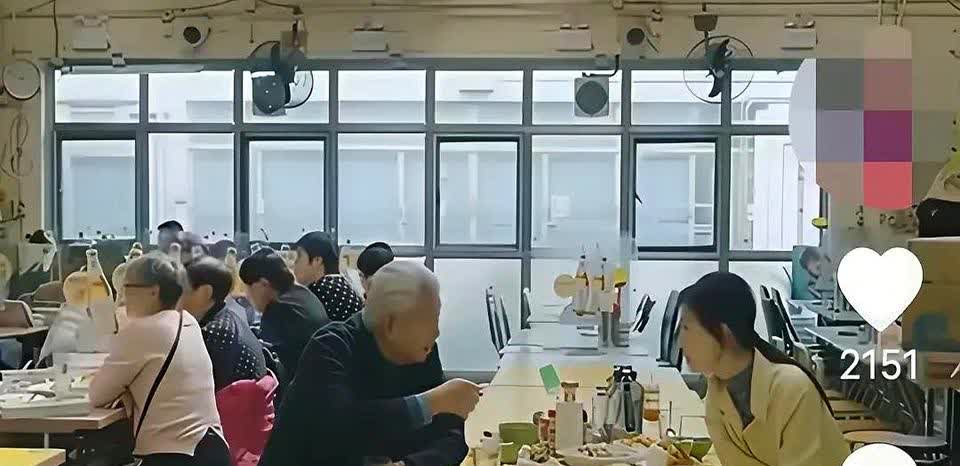 田朴珺问蔡澜：“你会介意太太有蓝颜知己吗？”蔡澜眼皮也没抬，只答：“我很多东西都