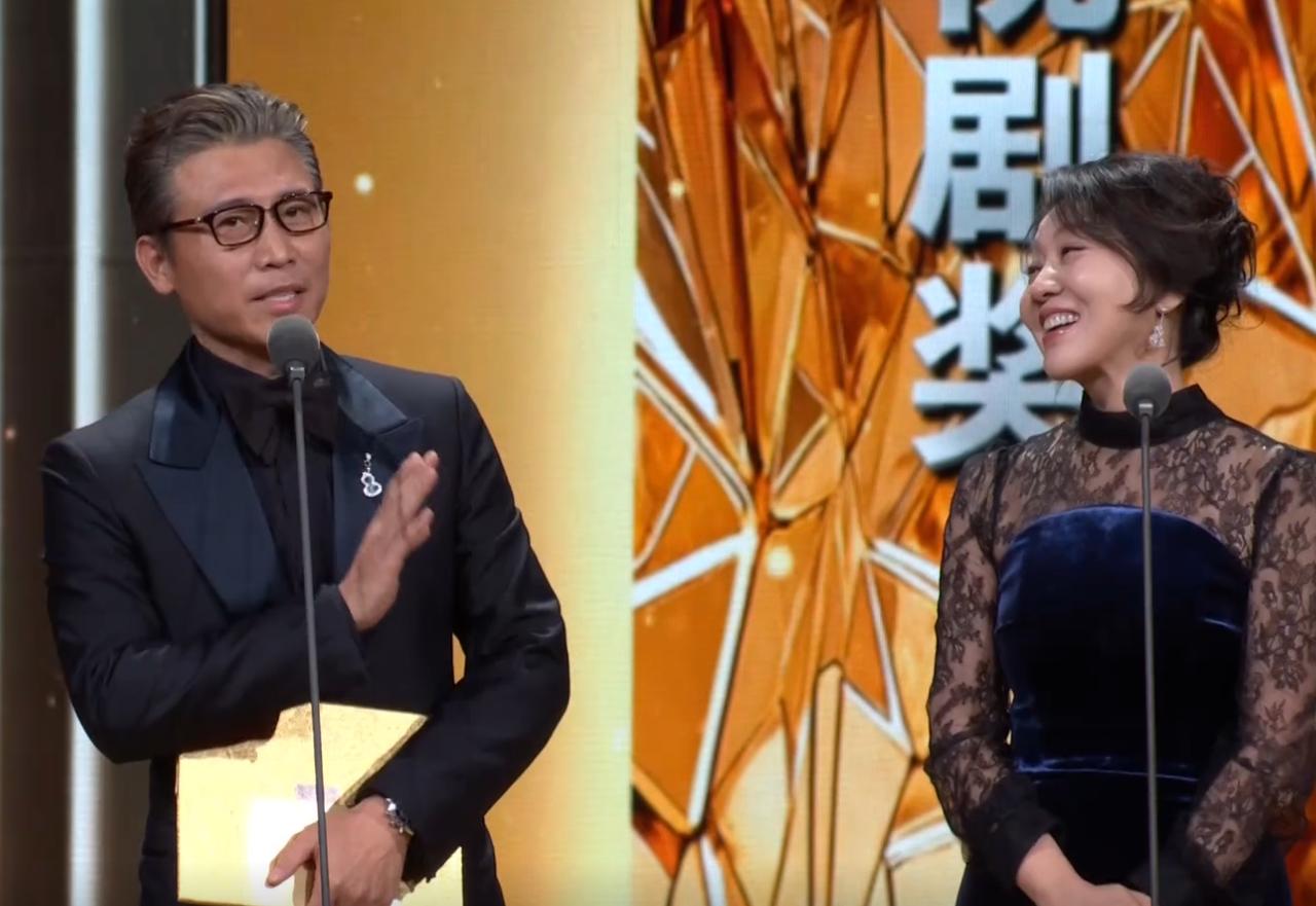 李乃文要给闫妮当助理。闫妮说，剧本、椅子、水杯，都能记住吗？李乃文看向台