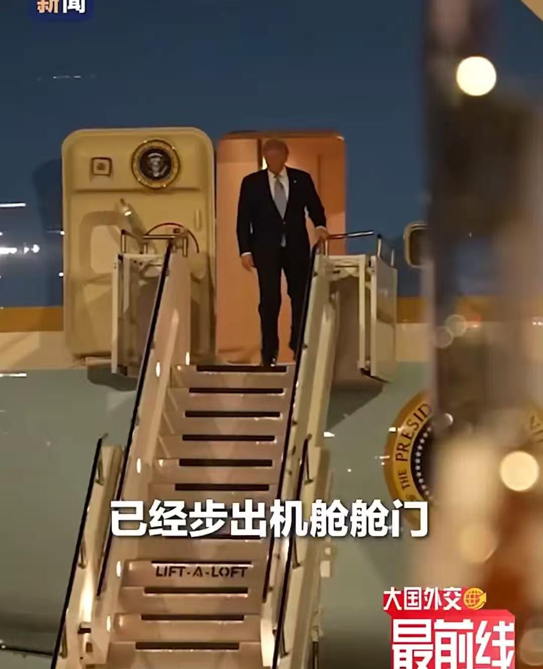发现没？普京19日访华时，下飞机时的舷梯有个黑色的罩罩。这大晚上的，又没有太阳光
