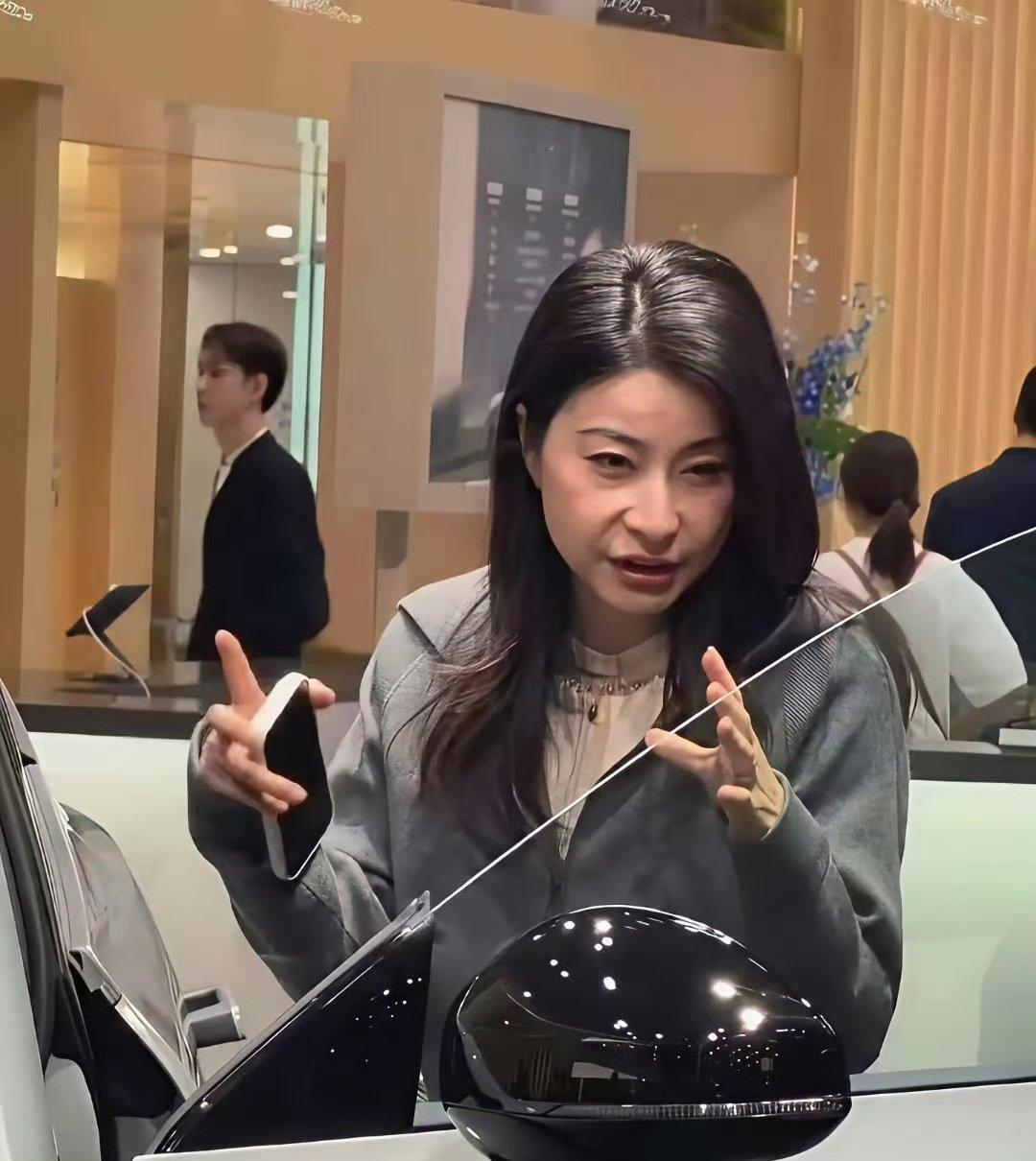 网友看车时偶遇郭晶晶，44岁的她头发已添不少白丝，却毫无贵妇架子，低调接地气，气