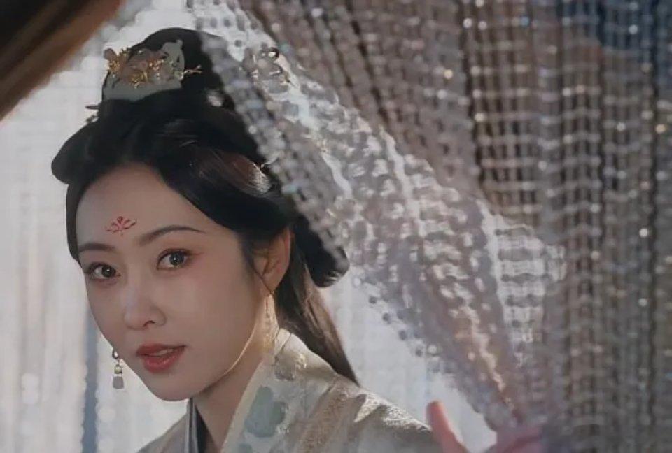 折腰：魏劭没有钟情于青梅竹马的苏娥皇，反而爱上了仇家之女小乔，背后藏着诸多缘由。