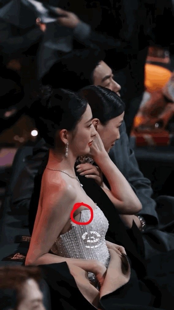 现在的礼服真是越做越小，细节做得也不贴心。佟丽娅礼服的抹胸处有一个个尖角设计，顶