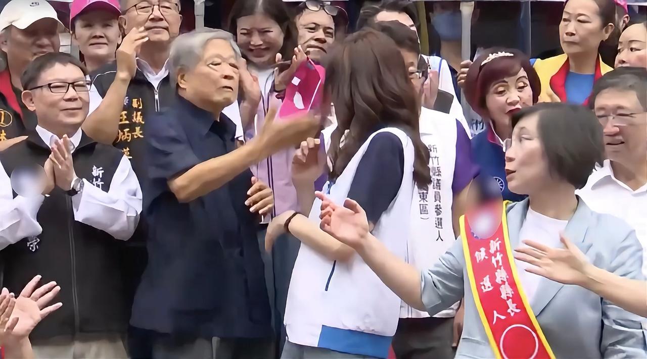 被老县长当众作势掌掴仍赔笑，郑丽文的“大度”藏着多少无奈？国民党主席郑丽文昨
