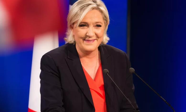 匈牙利欧尔班获得欧洲右翼政治团体的全面支持。玛丽娜·勒庞支持欧尔班阻止向