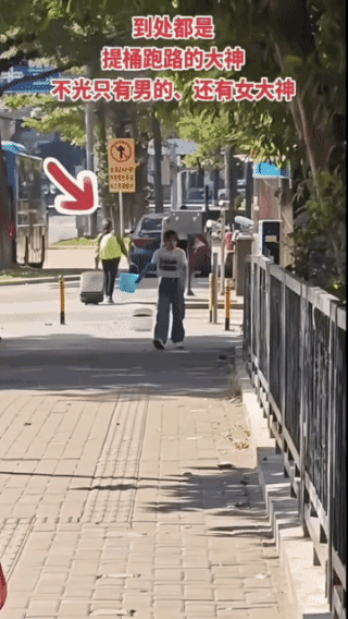 叉着腿走路，美女这是怎么了？看着真别扭，走路姿势怪异万分，就好像走山路走