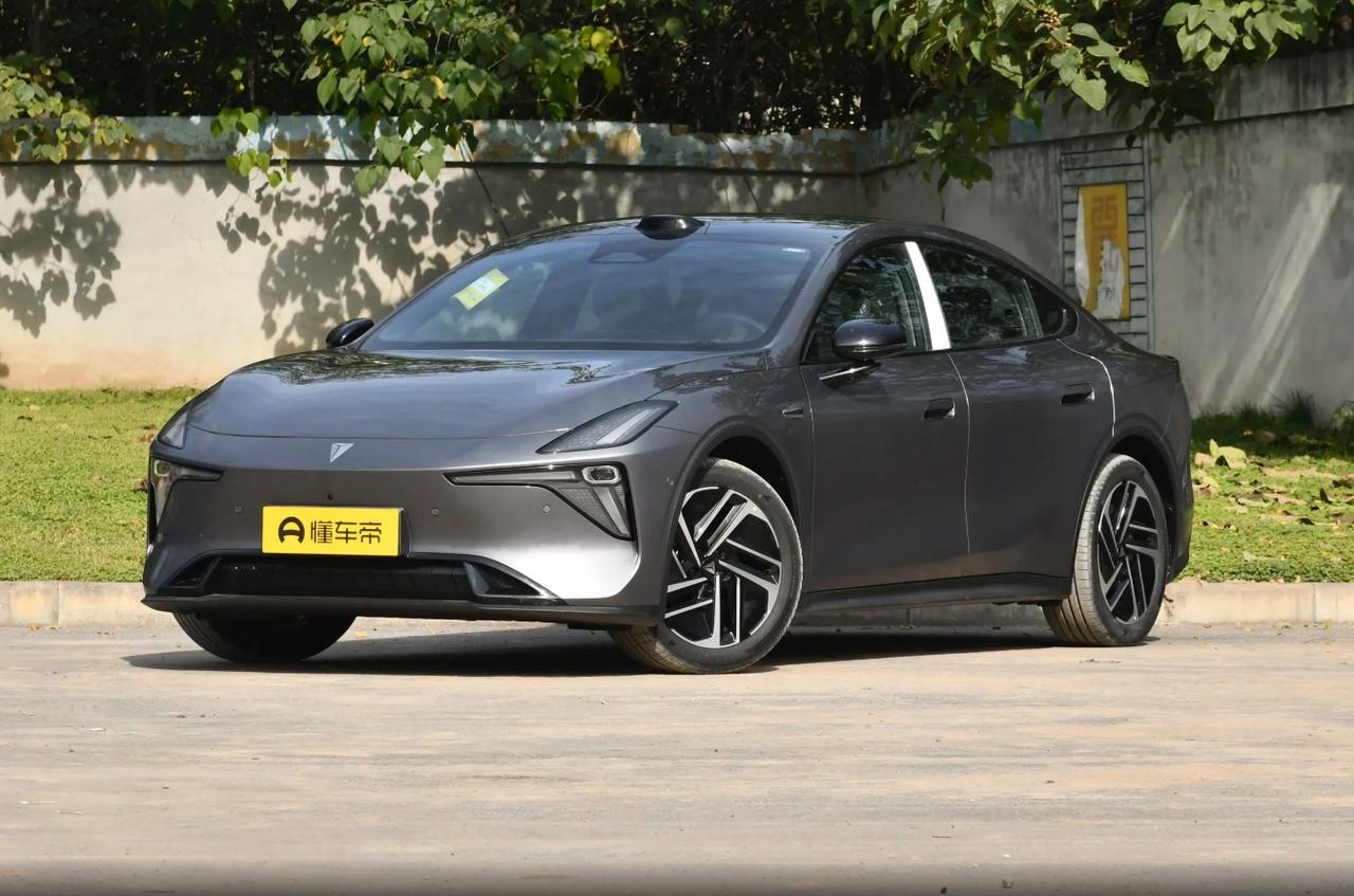 有钱了，后面的事情就好推进了。深蓝汽车完成第三轮融资，金额超61亿。首批