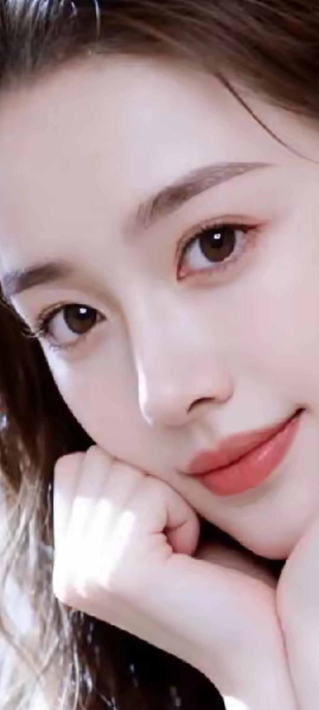温柔甜美的少女，微笑中带着一丝羞涩，让人心动不已。💕
