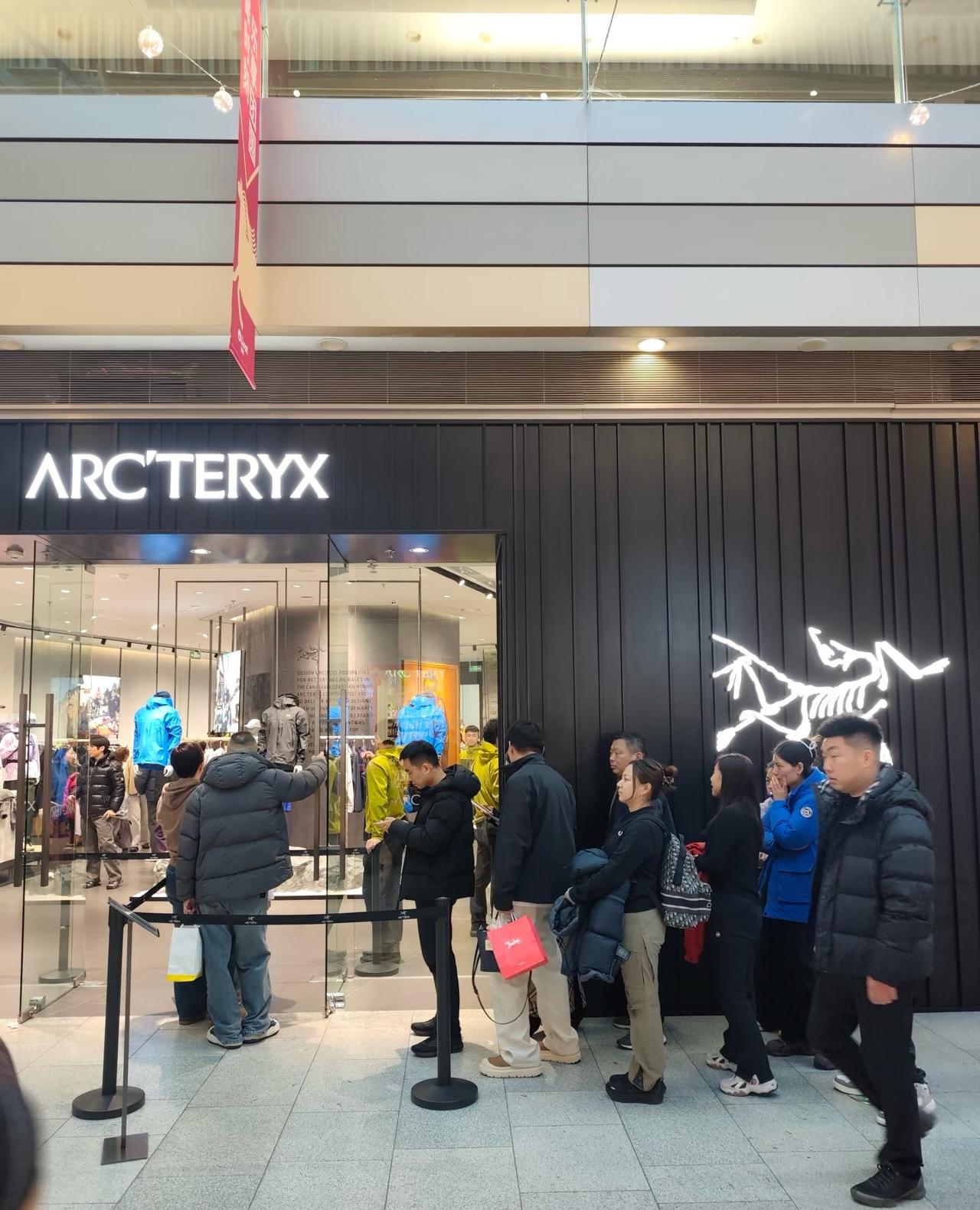 北京始祖鸟门口是看不到消费降级啊！消费降级了吗，从始祖鸟门口完全看不到啊。限