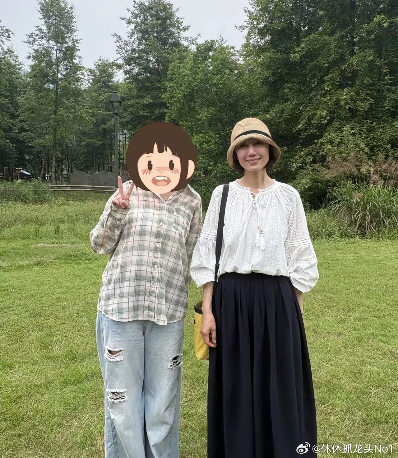 49岁袁泉和老公夏雨现身安徽参加朋友的婚礼，她穿着一条黑白双色连衣裙，脸上没有化