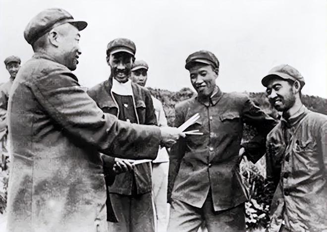 据景希珍的回忆，1965年9月23日清晨，毛主席亲自打电话给彭德怀，让他过去好好