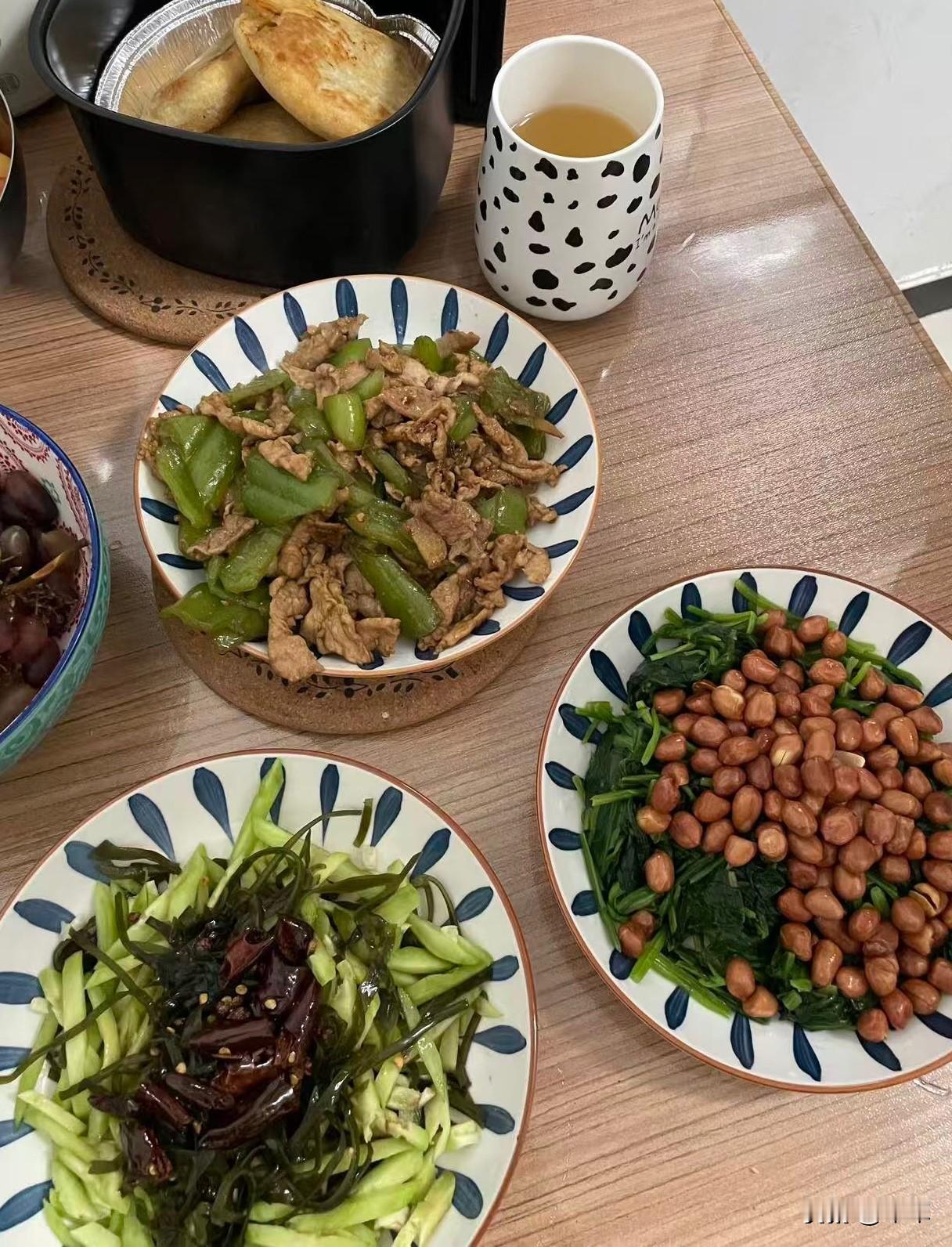 自己做饭的话，根本花不了多少钱！我退休后几乎不怎么去外边吃饭，只是偶尔去一下