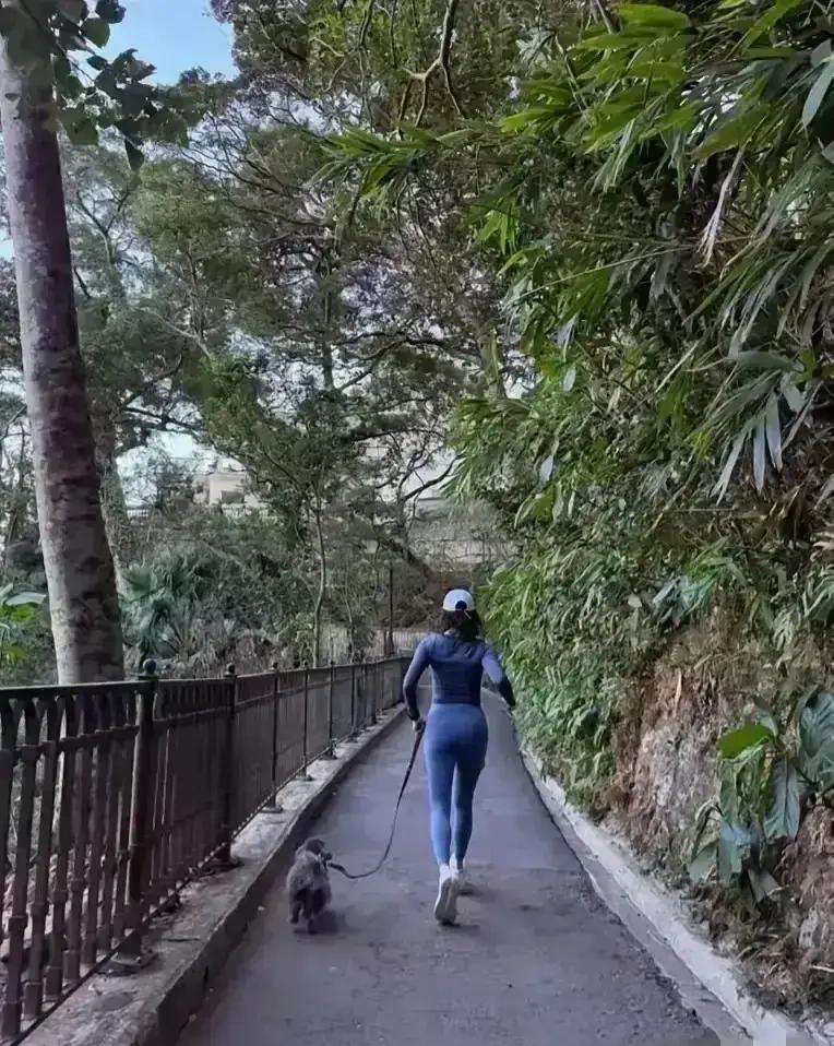 54岁的黎姿在山里跑步健身，身着紧身裤，看起来身材真好。完全看不出50几岁了。