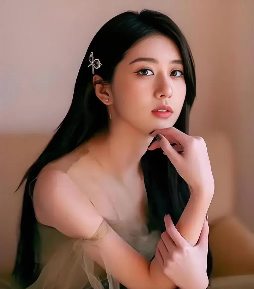 华裔演员李凯馨不得不离开了不是离开剧组而是这次录音事件之后，她终于要离开大陆