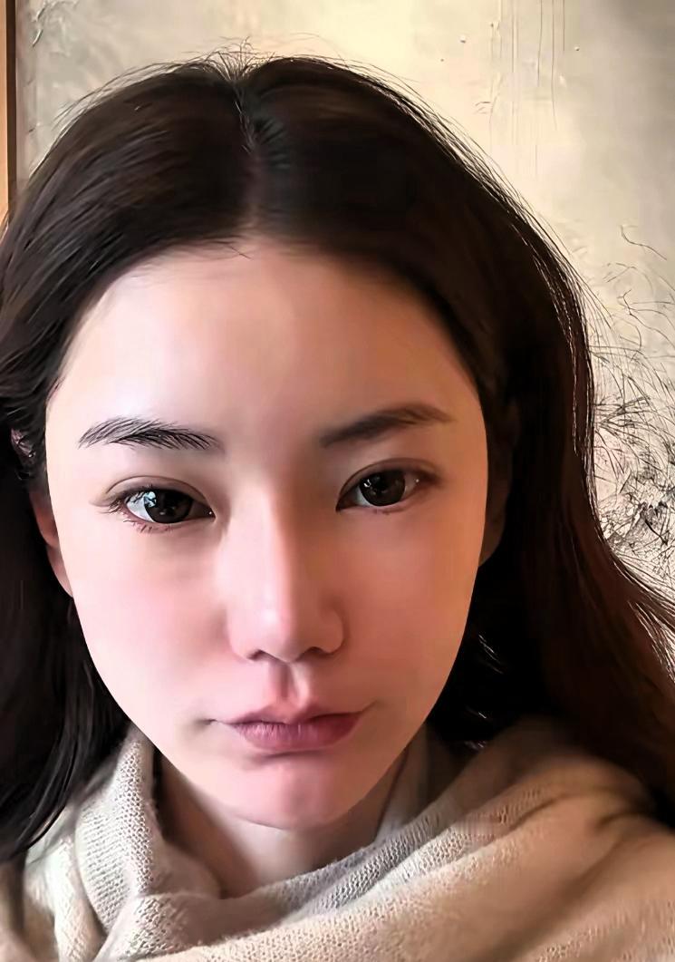 她过去很温柔，人也美，心也好，面对很多骂声，她都扛住了，她直播卖东西，很多人买，