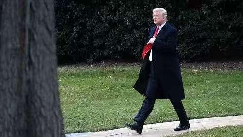 特朗普，八十多岁，精力很充沛，据说他养生的秘诀是吃大量的阿司匹林，日常三餐以