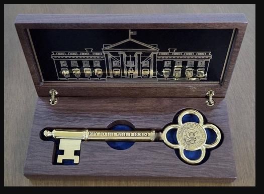 韩国总统室秘书室长（幕僚长）姜勋植24日公布了美国总统特朗普向韩国总统李在明赠送