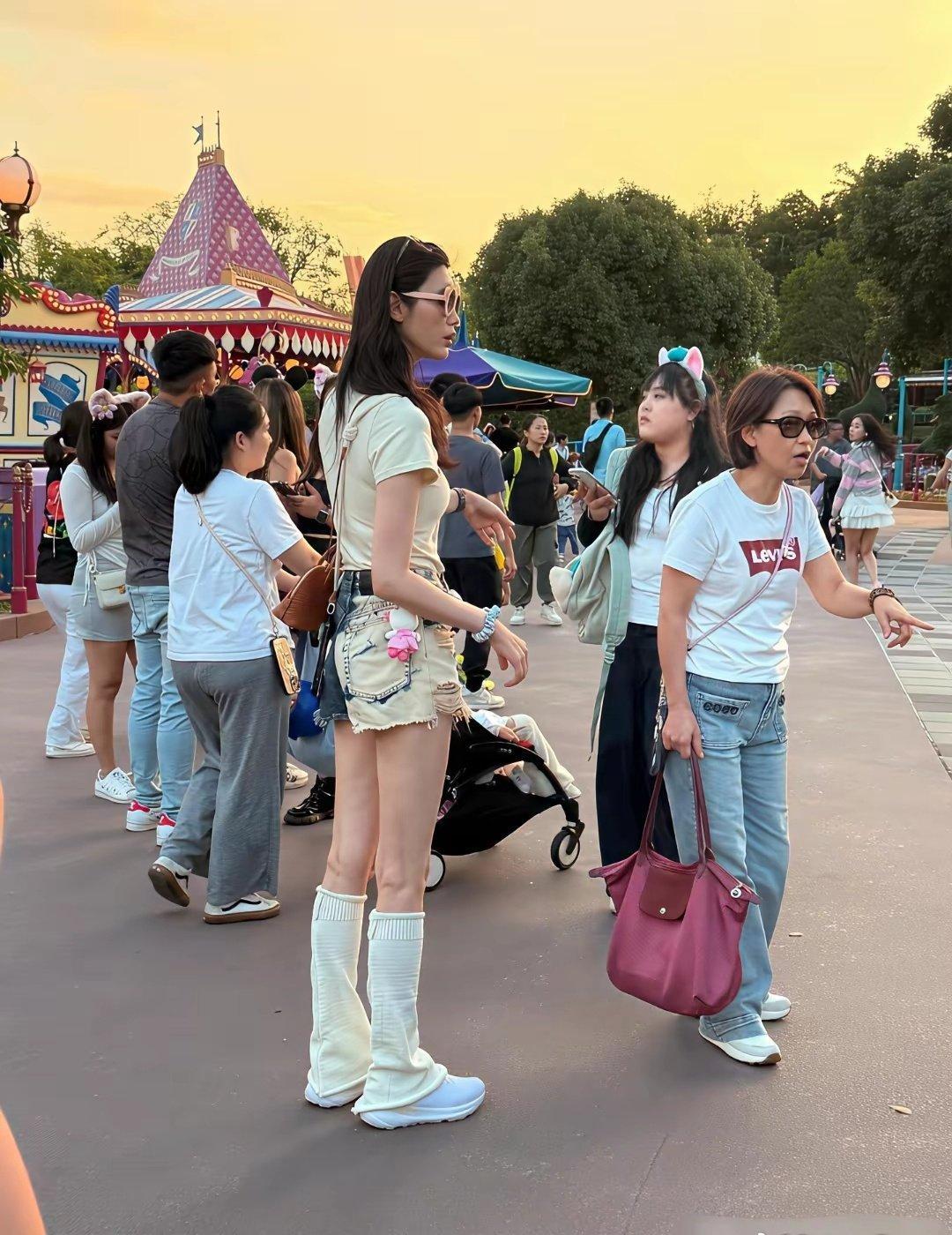 奚梦瑶好高而且从来不低头驼背，不愧是超模。