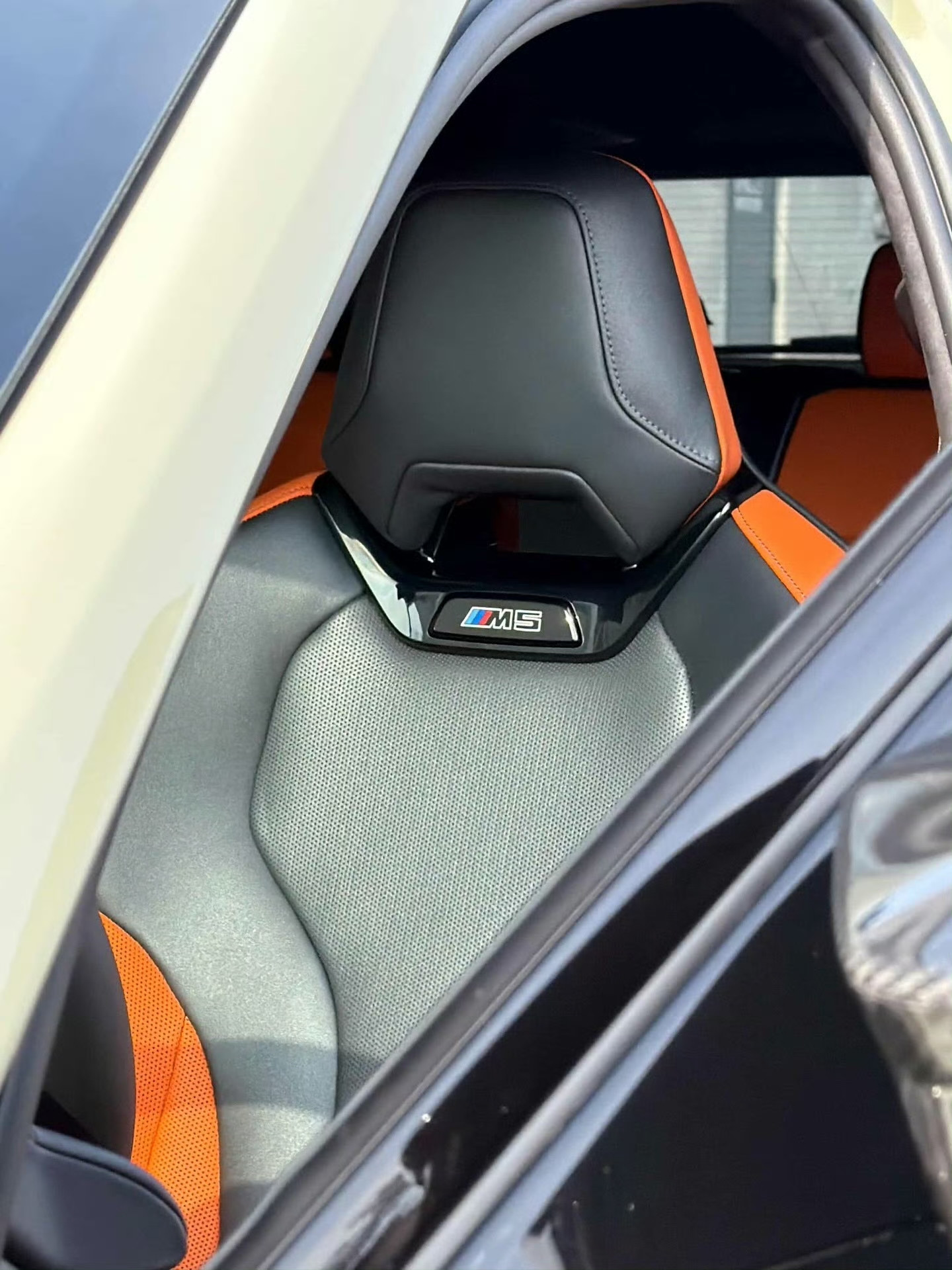 BMWM5Touring搭载4.4T双涡轮V8发动机+电机的插混系统，综合
