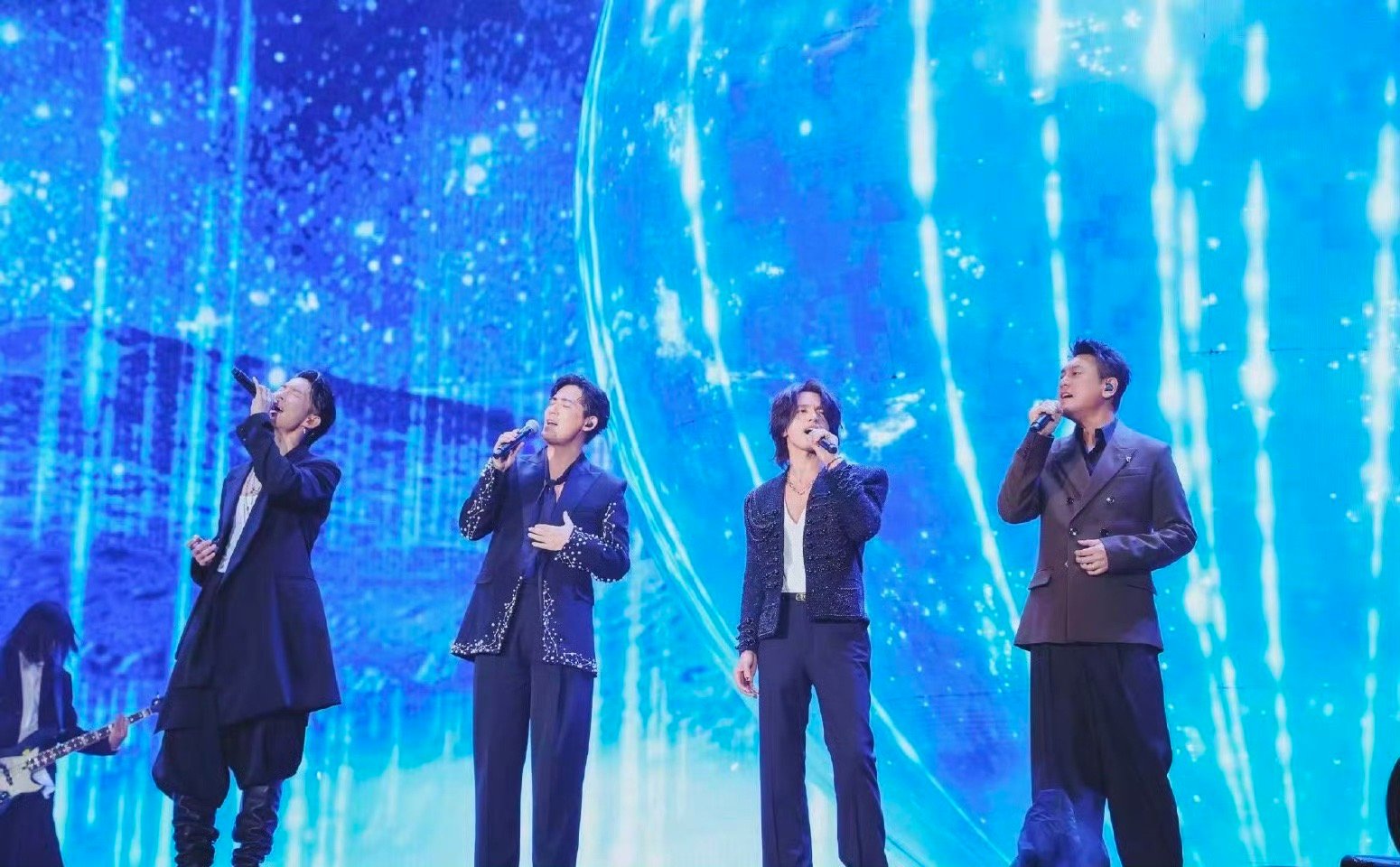 妻子回应朱孝天被退出F412月5日，朱孝天妻子韩雯雯直播回应其退出F4传闻，称