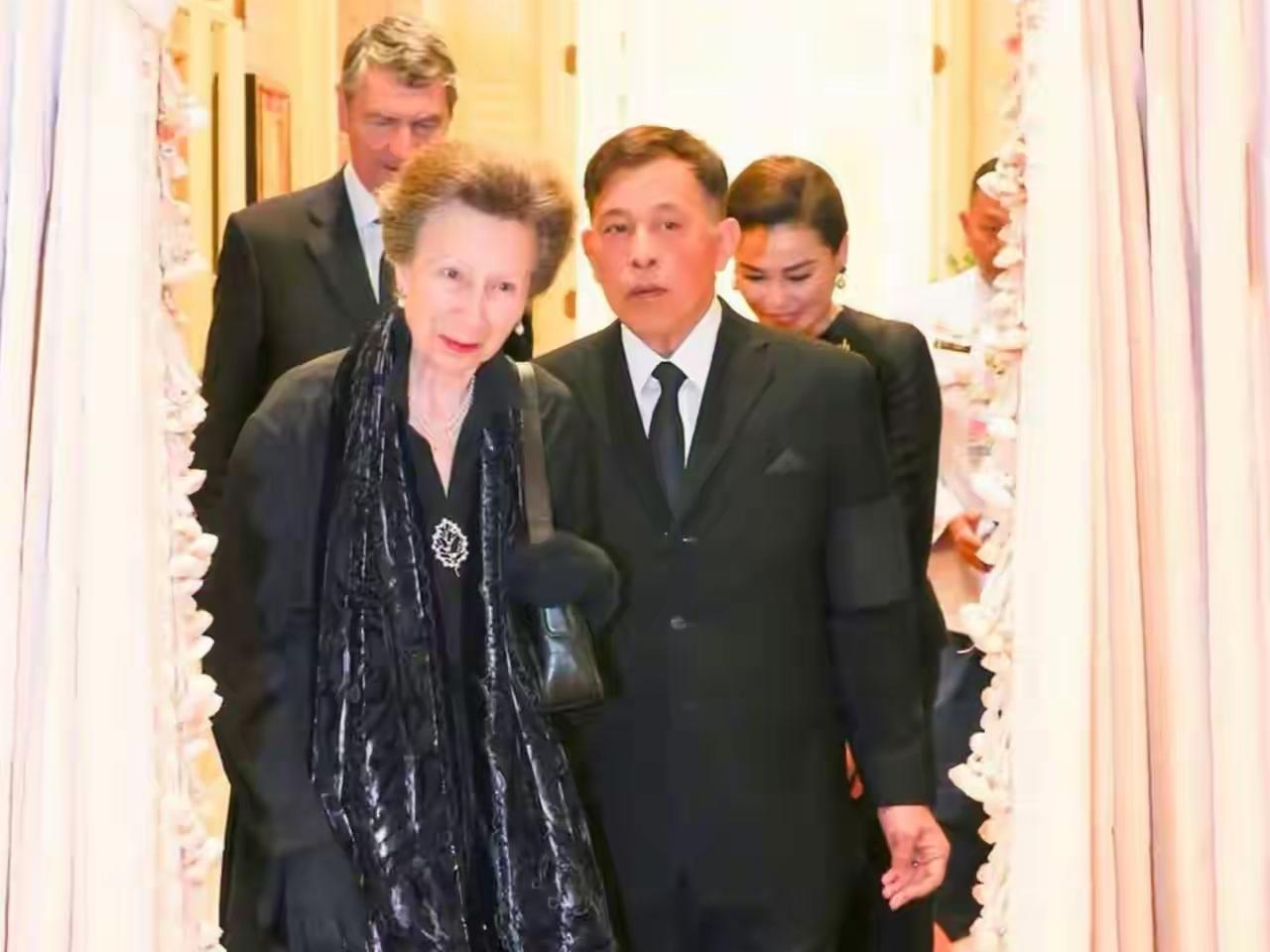 勤勉的安妮公主，又有活动了！这一次并非国内，而是她与驸马爷一起出访了泰国。泰