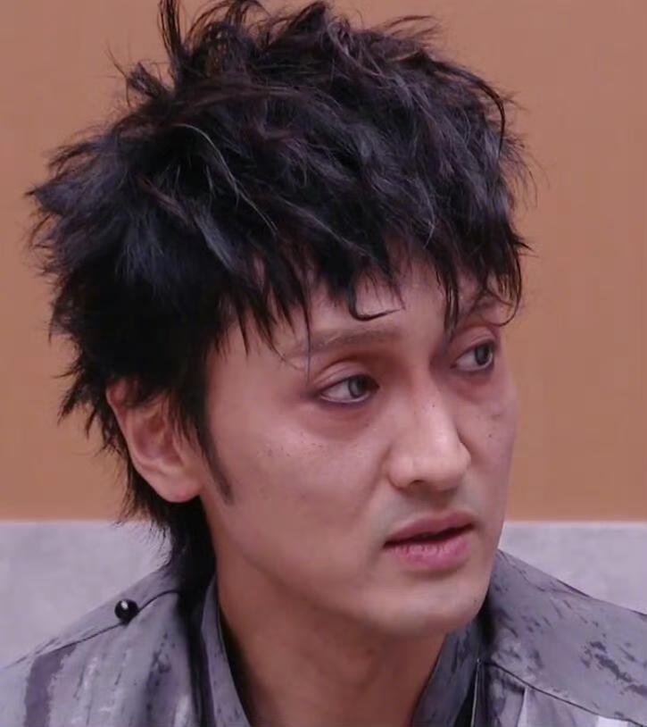 王传君唱野人就要化的像野人吗哈哈哈哈哈！！谁化的妆！！但其实有种颓废风的氛围感，