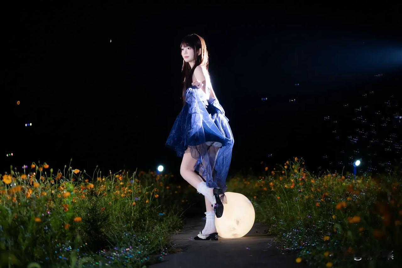 梦幻夜色下的花海漫步，蓝裙少女与月色共舞