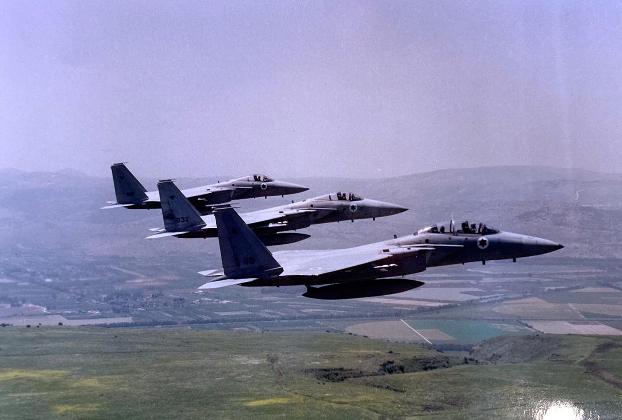 美国和以色列终于动手，空袭了伊朗三十多处目标，包括总统府、导弹基地等目标。最新消