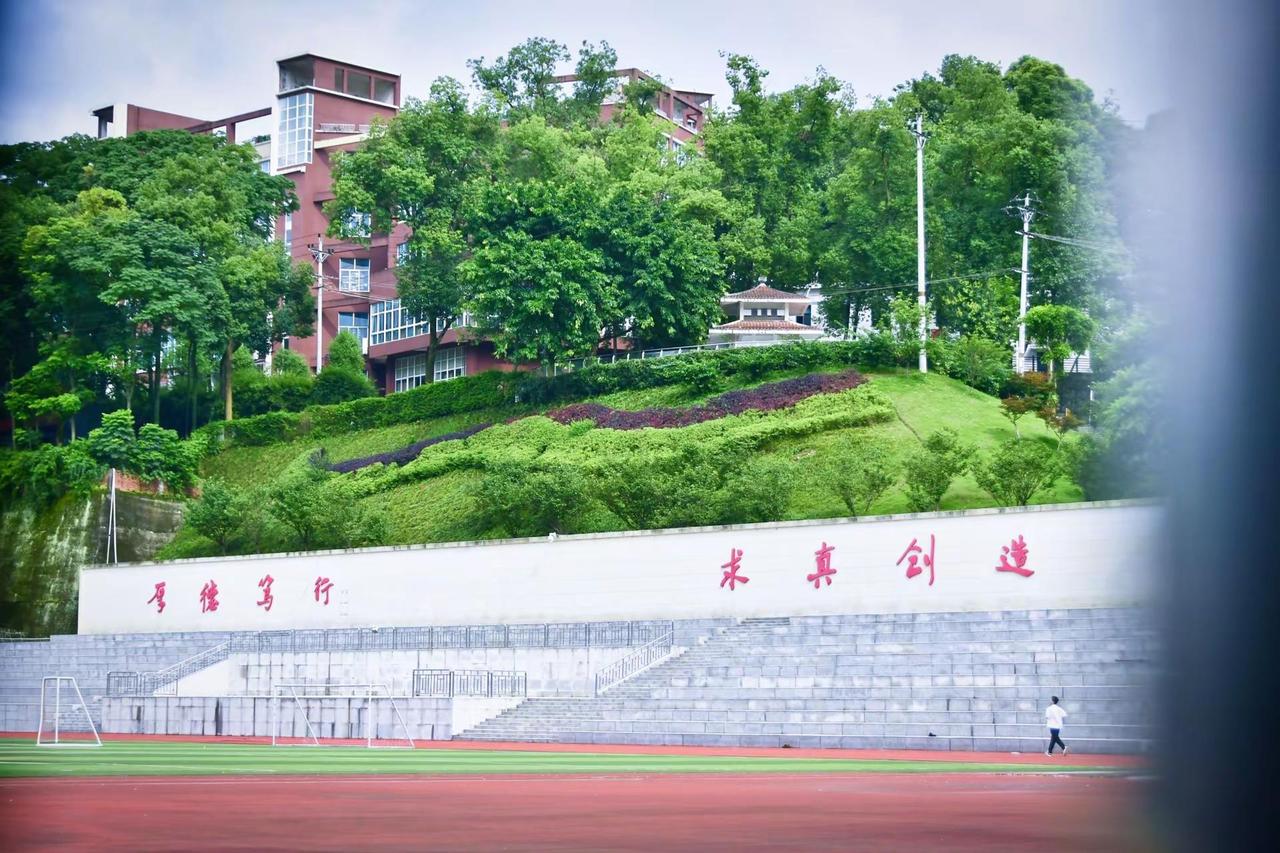 藏在大山里的高校：人文科技学院位于合川草街大庙村的人文科技学院，就像是一所藏在大