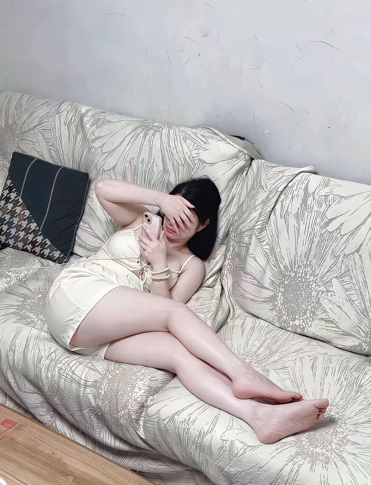 放假回家天天这样，还不让拍照，有同款的吗？让我心里平衡一点[捂脸哭][捂脸哭][捂脸