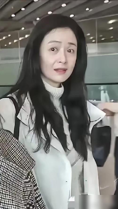 看完43岁蒋欣的近照，我只觉得后背发凉。从丰润华妃到干瘪窄脸，43岁蒋欣暴