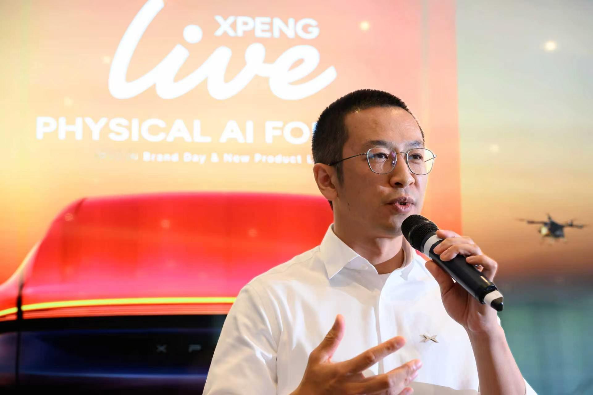 媒体提问：我们和特斯拉FSD还有多少差距？刘先明：跟Tesla相比，我们各有