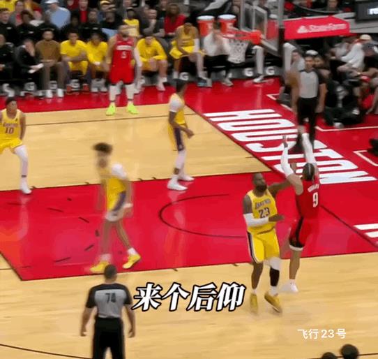 狄龙挑衅詹姆斯会有什么下场！图1:狄龙在詹姆斯面前投篮成功，然后疯狂挑衅詹姆斯