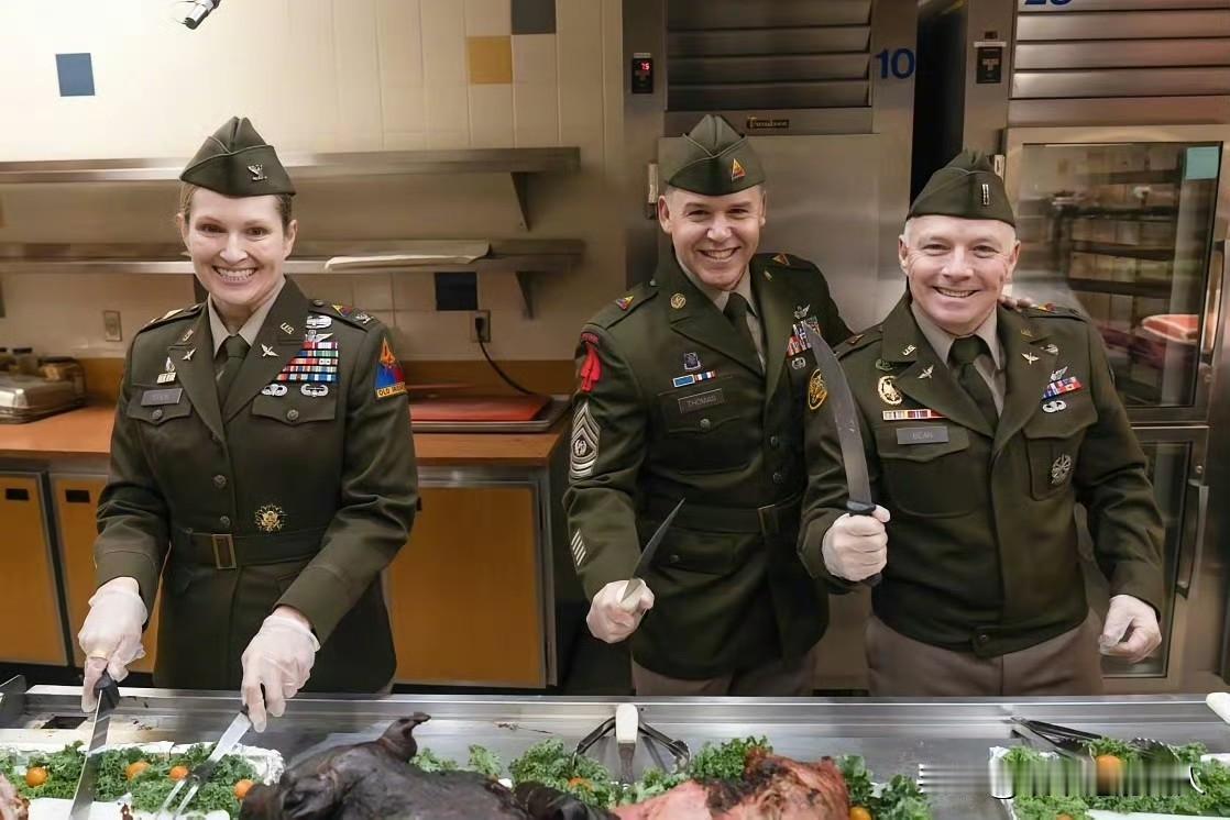 看看，这美国陆军的感恩节伙食摆拍照，看来军费发下来了，不过这雕花，越来越像中国美