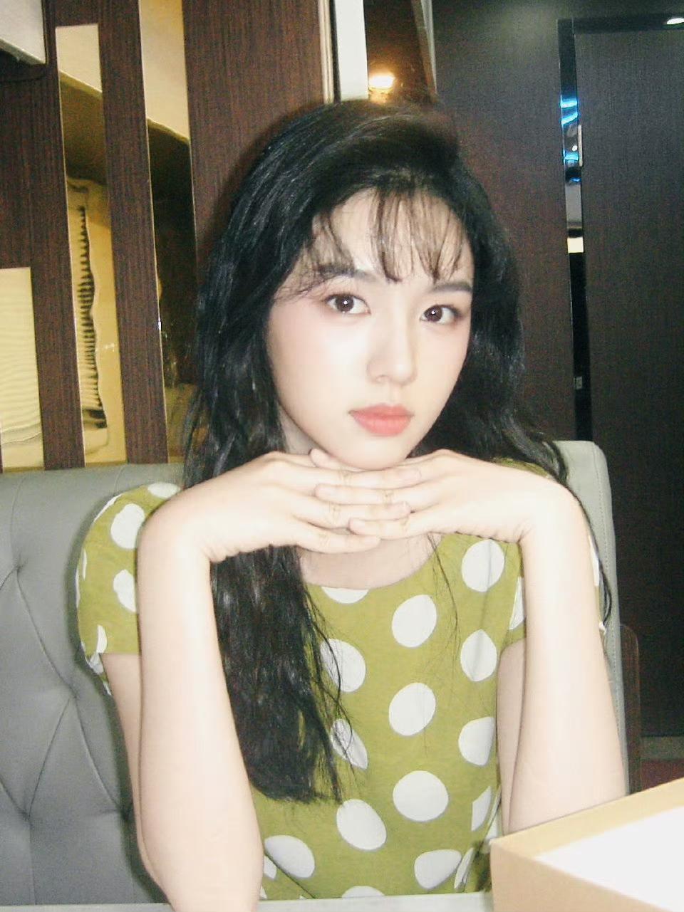 真的被这一幕暖到了！《你好1983》剧组聚会，董璇带着女儿小酒窝现身，小家伙一到