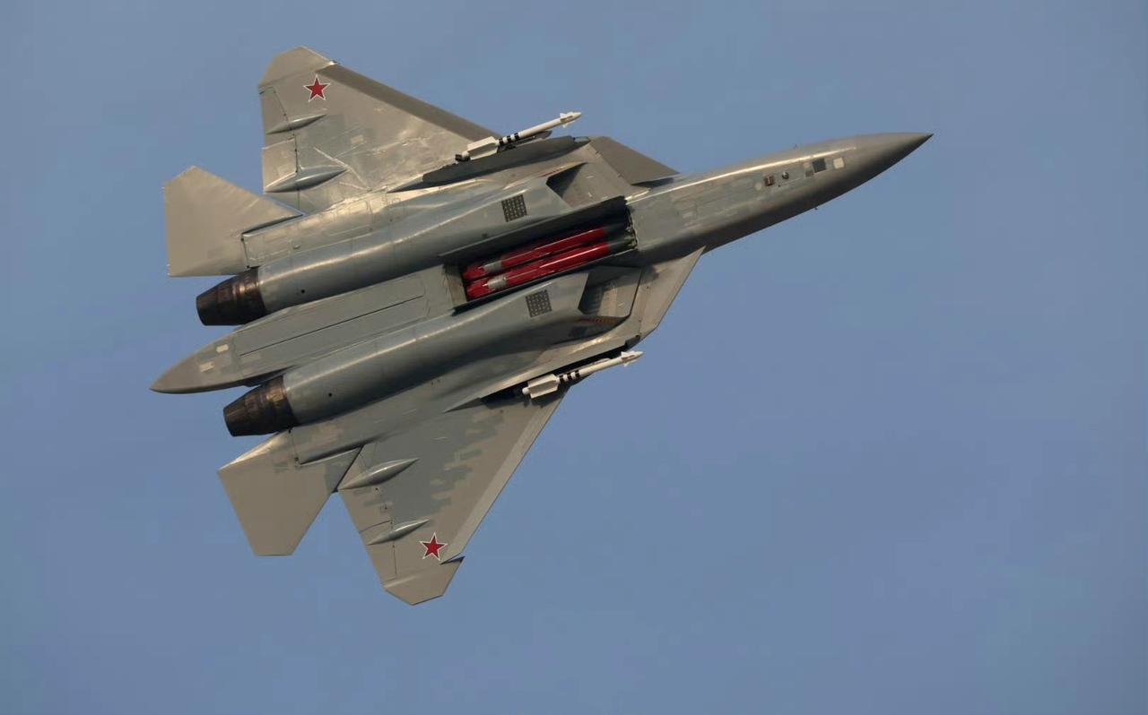 战机欣赏：摄影师高瀚拍摄的一组苏-57E战斗机照片，该机首次在迪拜航展上打开了主