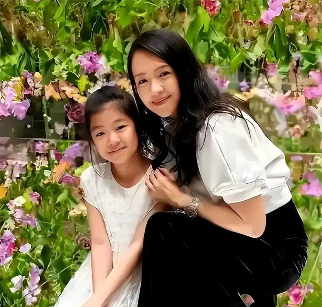 汪峰上午11点刚发完给醒醒过10岁生日的长文，章子怡不到两小时也甩出一段女儿吹蜡