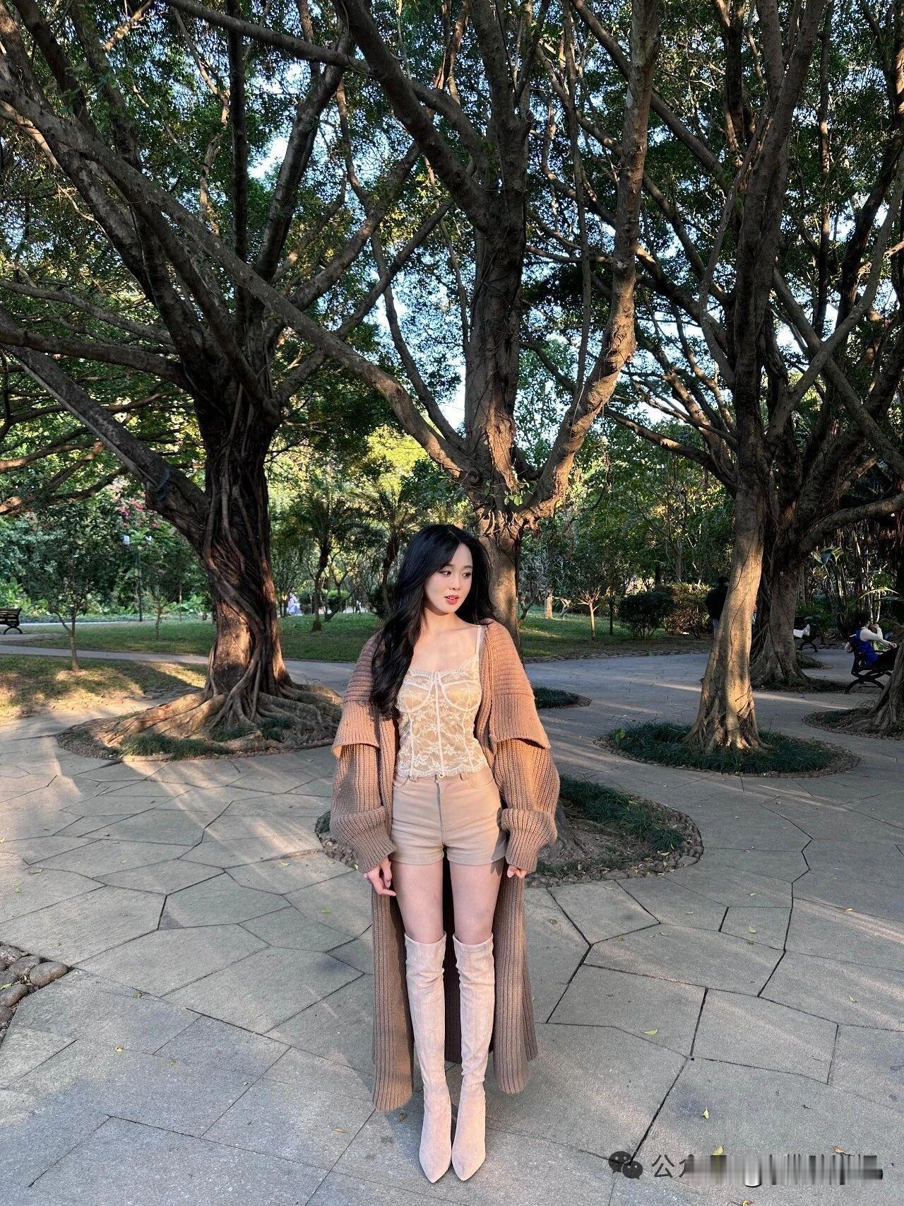 秋日漫步，树影婆娑，温柔穿搭，尽显自然之美。秋色漫步自然系拍照穿搭公园漫步穿
