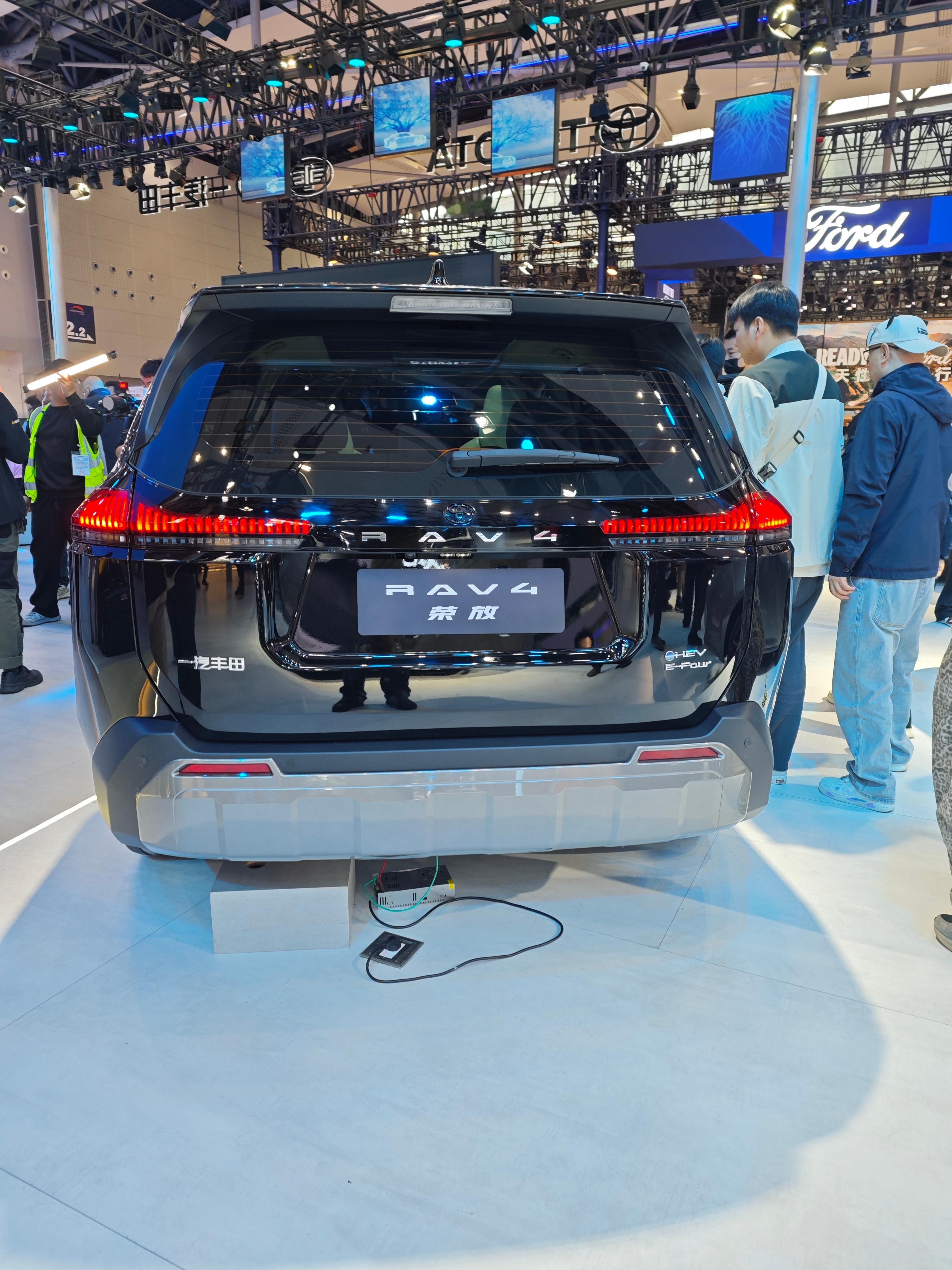 不管是荣放还是威兰达，我觉得这一代最好看的还是车尾的设计，做宽的视觉效果让这辆车