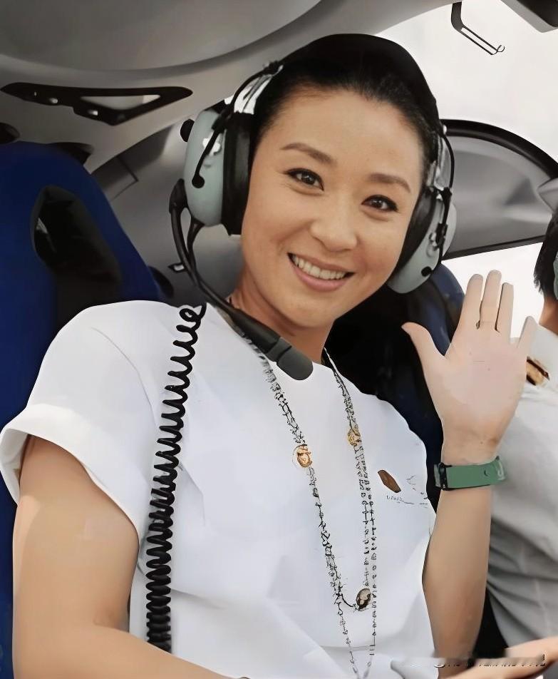 避嫌多年，苗圃竟第一个给嫣然捐款！这格局太绝了嫣然医院遇困，娱乐圈里，苗圃