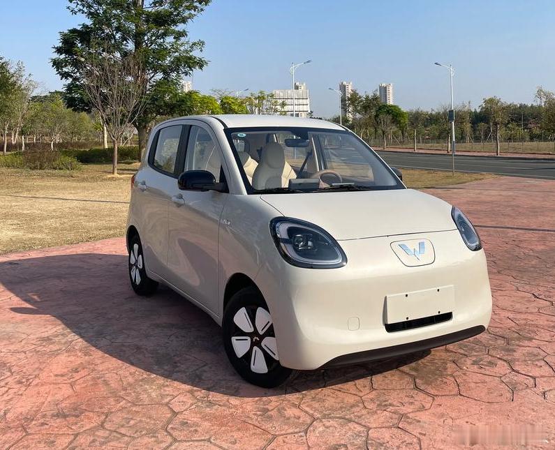 这比老款好看多了！全新宏光MINIEV车型官图发布，这种小车就得走轻复古路线，用