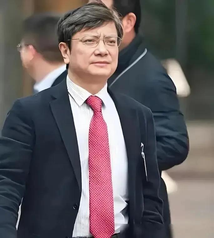 刚刚去查了郑强，不查不知道，一查吓一跳。郑强65岁退休后去了贵州山区学校教书，没