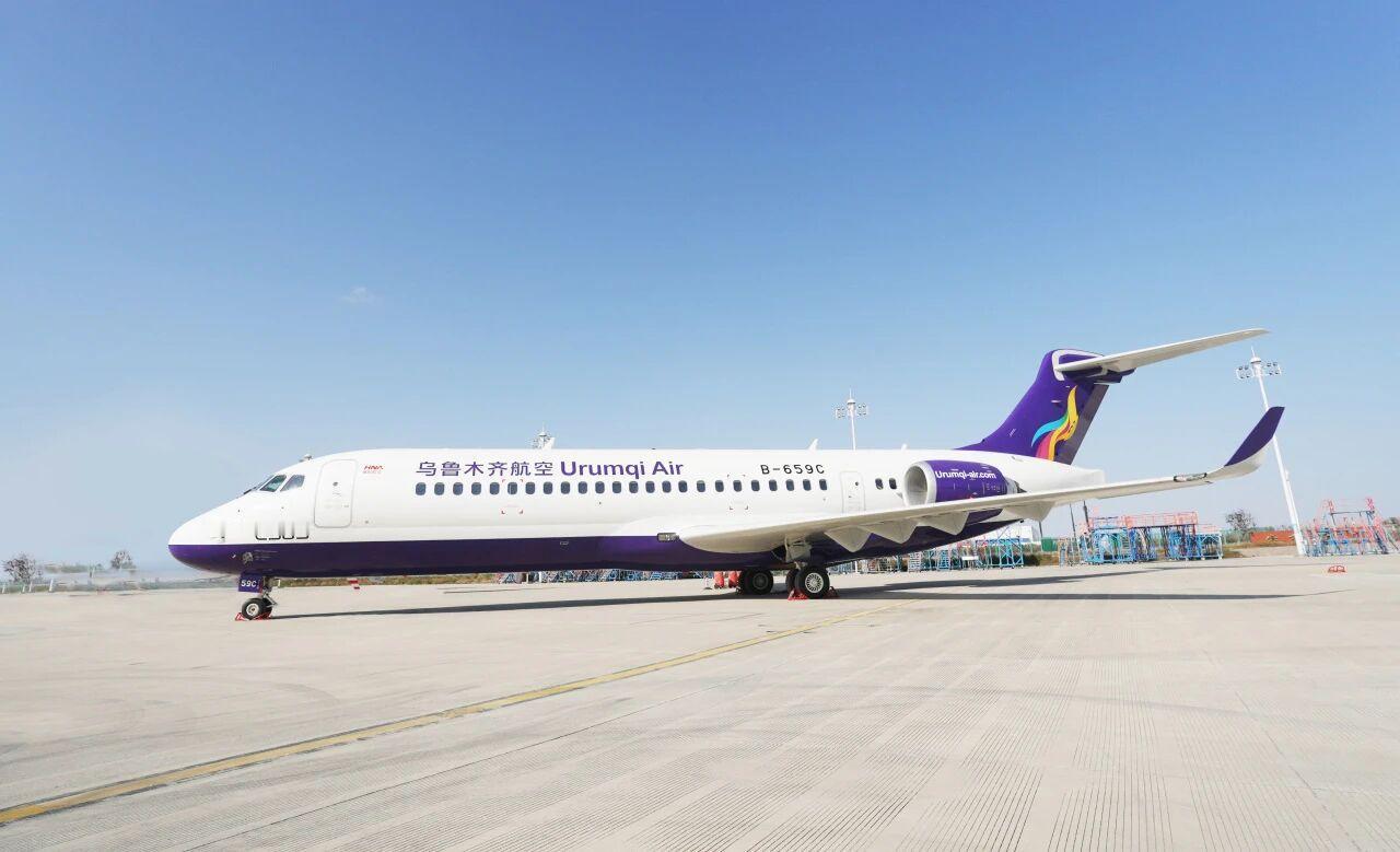 2025年12月8日上午，中国商飞在上海向新海航旗下乌鲁木齐航空交付首
