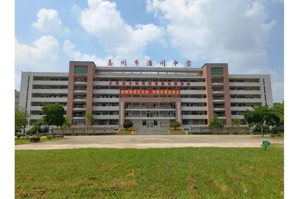 潘州中学是有不少复读生，是那些高考成绩达到本科线，但不想去读民办大学的学生。那
